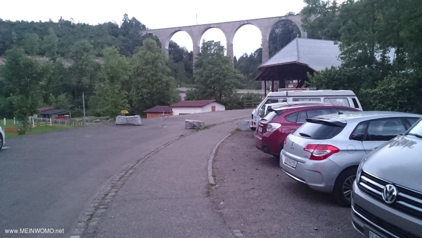  Parking in the direction of the bridge