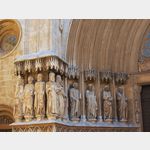 Fries mit Heiligen Figuren am Portal der Kathedrale.