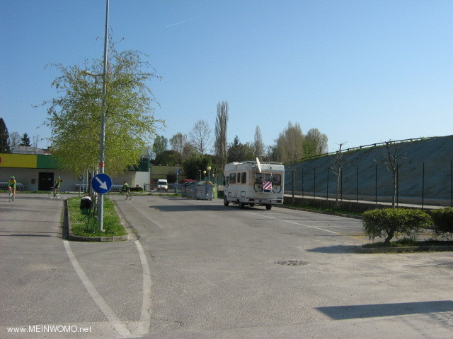  10108974-Latisana parkeerplaats achter de Carabinieri