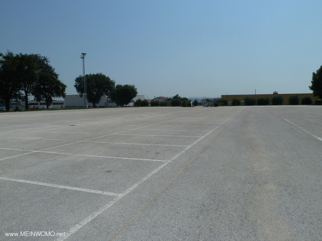  10125699-Monsano espace de stationnement au centre de bowling 