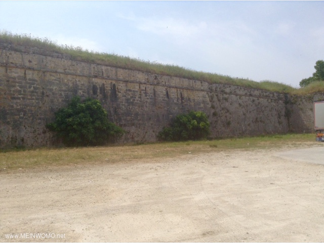 Platz unterhalb der Mauer