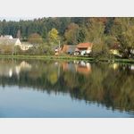 Herbststimmung am Erlauzwieseler See beim Kurpark Waldkirchen, Niederbayern