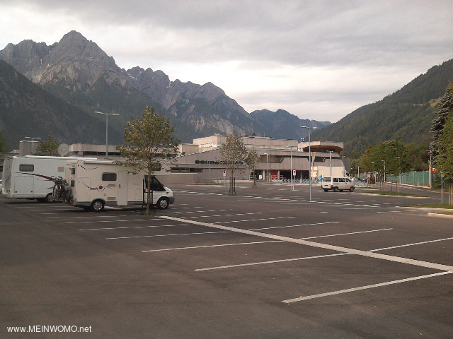 Parkplatz des Dolomitenbades unmittelbar vor dem beschriebenen Stellplatzes (hinten rechts).