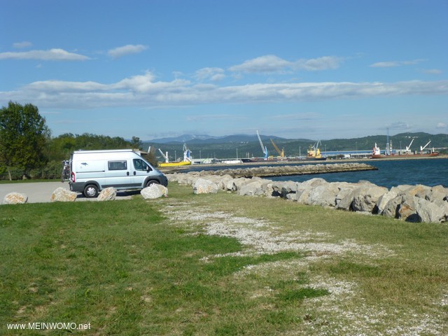  Piazzola con vista sul porto