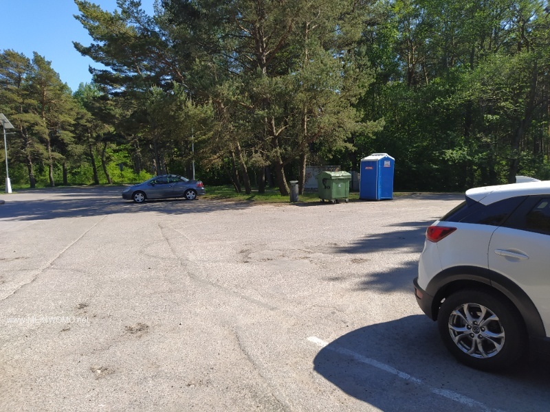 Espace avec toilettes et poubelles.