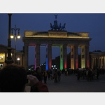 Brandenburger Tor bei Nacht mit farbiger Anstrahlung