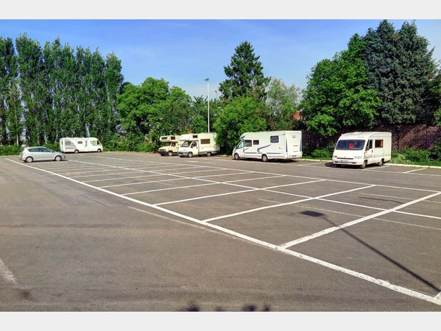  heel ruime parkeergelegenheid voor autos en campers 