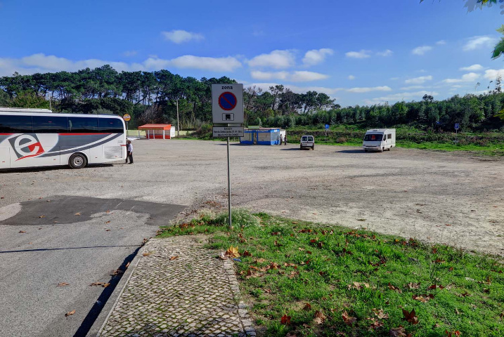  unpaved parking with motorhome area