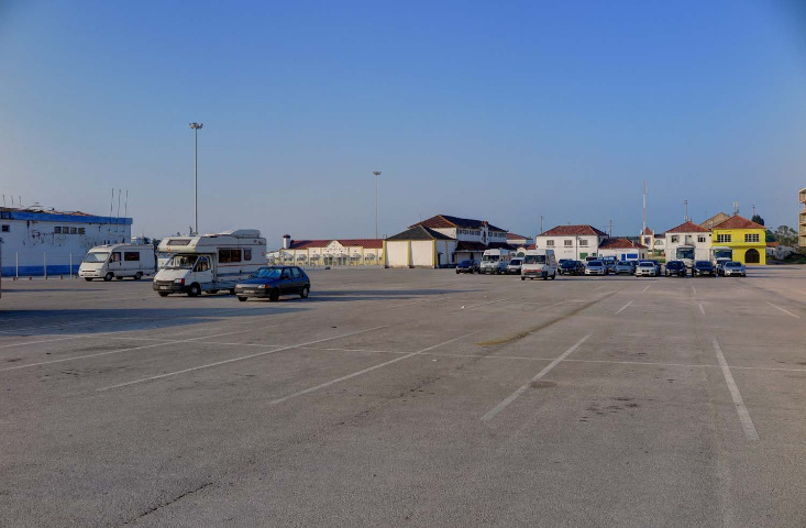  in the central area of ​​the parking lot there is a lot of space