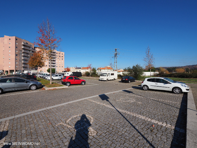 Parkplatz fr PKW darf auch von Wohnmobilen fr max 48 Stunden genutzt werden.