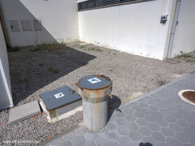 Entleerung fr WC-Kassette und Wasserentnahmestelle sind mit Vorhngeschlssern verschliessbar, ware ...