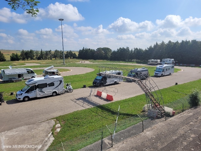 Place de parking sur la piste de karting - chacune avec lectricit (sous les seaux noirs)