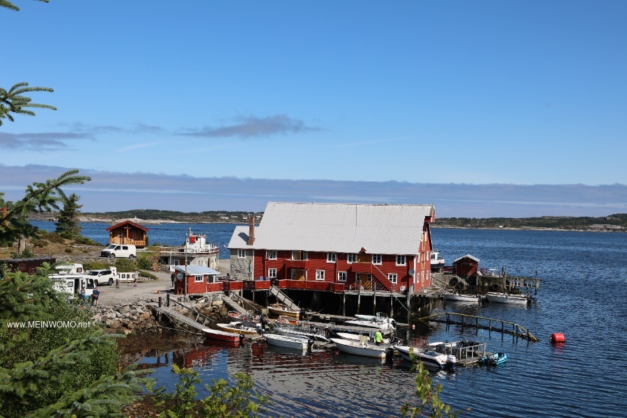 The small harbor of the parking space and the building with a lounge, small museum, washing machines ...