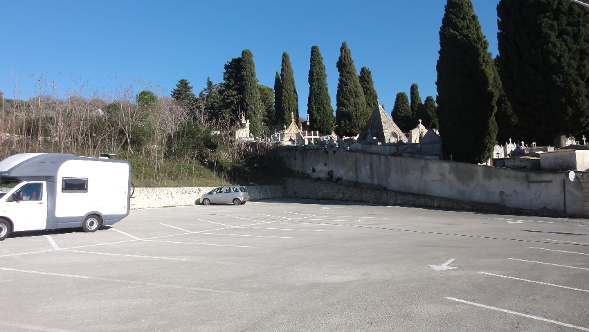 Sizilien, Ferla    Parkplatz am Friedhof, auch bernachten ohne Probleme.