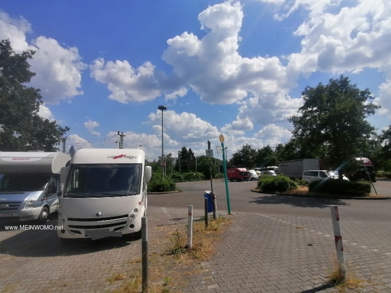 LKW-Parkplatz an der Bahnlinie. 