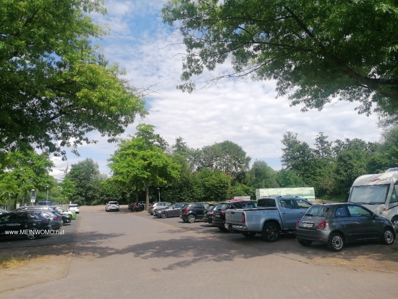 Parkplatz, der hintere Teil ist geschottert und bietet auch fr Fahrzeuge >6m gengend Parkmglichke ...