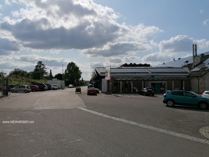 Parkplatz bei der Kelter der Winzergenossenschaft. 