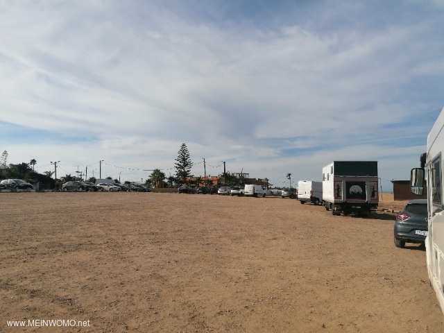 Grote parkeerplaats aan het strand 